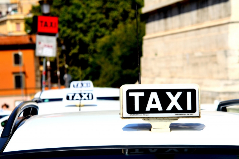 taxis-CHATEAUVERT-min_taxi_auto_rome_road_white-1051610